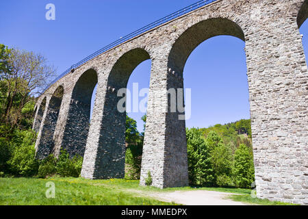 Železniční viadukt Novina z 1900, Kryštofovo údolí pod Ještědem, Liberec, Česká republika/Novina Eisenbahnbrücke, Krystof Tal in der Nähe von Ještěd von Liber Stockfoto