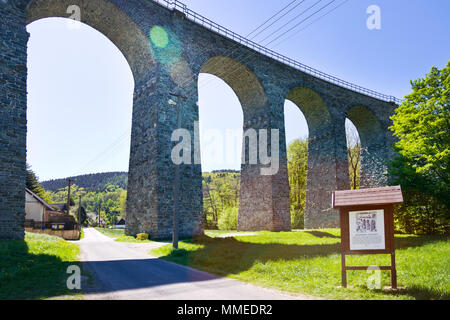 Železniční viadukt Novina z 1900, Kryštofovo údolí pod Ještědem, Liberec, Česká republika/Novina Eisenbahnbrücke, Krystof Tal in der Nähe von Ještěd von Liber Stockfoto