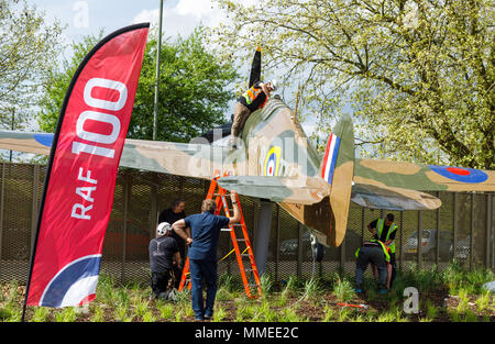 Installation von Team Einrichten eines überholten Hawker Hurricane Kämpfer von der Royal Air Force Museum Main Gate in Hendon, Großbritannien Stockfoto