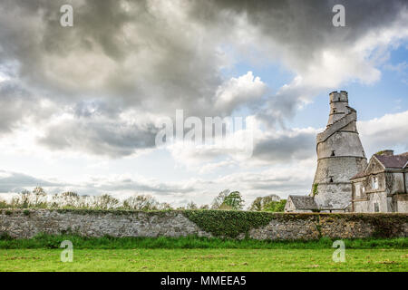 Wundervolle Scheune ist Korkenzieher geformten Turm auf die Gestaltung eines indischen Reis Store basieren auf den Rand der Castletown House Estate, Leixlip, Irland Stockfoto