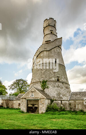 Wundervolle Scheune ist Korkenzieher geformten Turm auf die Gestaltung eines indischen Reis Store basieren auf den Rand der Castletown House Estate, Leixlip, Irland Stockfoto