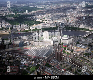 Eine Luftaufnahme von London über die Themse, Waterloo Station, die Houses of Parliament, Big Ben, das London Eye, die Charing Cross Station, Westmins Stockfoto