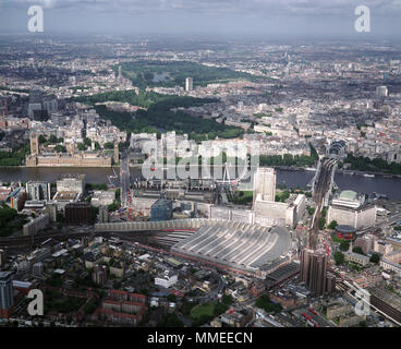 Eine Luftaufnahme von London über die Themse, Waterloo Station, die Houses of Parliament, Big Ben, das London Eye, die Charing Cross Station, Westmins Stockfoto