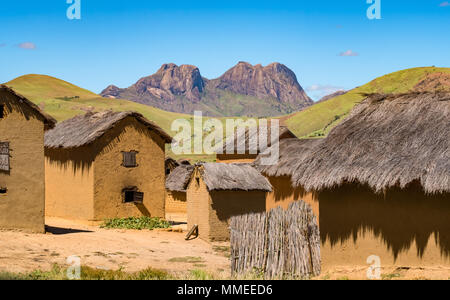 Traditionelle Bara Dörfer der legendäre Nationale Route 7 im südlichen Teil des Mittellandes von Madagaskar, in der Nähe des Isalo Nationalpark Stockfoto