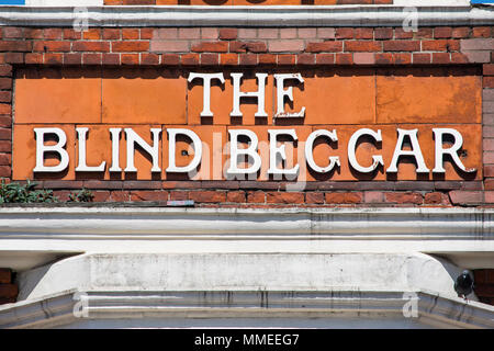 LONDON, UK, 19. April 2018: Die original Schriftzug auf der Außenseite des blinden Bettler Public House auf der Whitechapel Road in London, am 18. April 201 Stockfoto