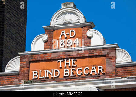 LONDON, UK, 19. April 2018: Die original Schriftzug auf der Außenseite des blinden Bettler Public House auf der Whitechapel Road in London, am 18. April 201 Stockfoto