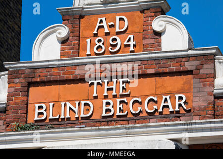 LONDON, UK, 19. April 2018: Die original Schriftzug auf der Außenseite des blinden Bettler Public House auf der Whitechapel Road in London, am 18. April 201 Stockfoto