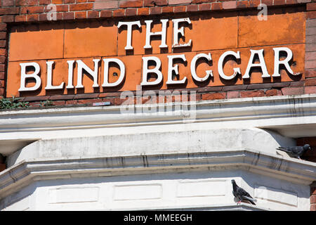 LONDON, UK, 19. April 2018: Die original Schriftzug auf der Außenseite des blinden Bettler Public House auf der Whitechapel Road in London, am 18. April 201 Stockfoto