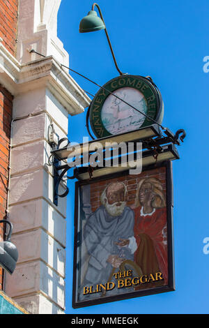 LONDON, UK, 19. April 2018: Das Zeichen Des blinden Bettler Public House auf der Whitechapel Road in London, am 19. April 2018. Der Pub ist bekannt. Stockfoto