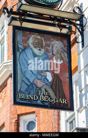 LONDON, UK, 19. April 2018: Das Zeichen Des blinden Bettler Public House auf der Whitechapel Road in London, am 19. April 2018. Der Pub ist bekannt. Stockfoto