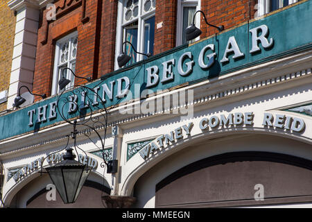 Das Äußere des blinden Bettler Public House auf der Whitechapel Road in London, UK. Der Pub ist bekannt, der Ort des Mordes an George Cornell zu sein Stockfoto