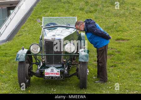 Einen Mann an einem Auto Rallye guckt genau, ein Vintage MG Motor Car Stockfoto