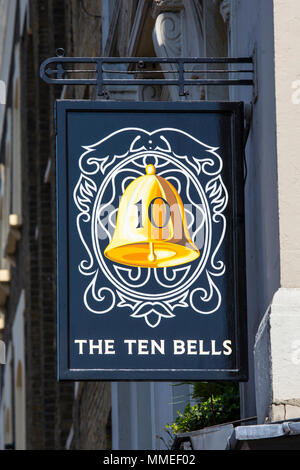 LONDON, UK, 19. April 2018: Das Schild über dem Eingang zum Ten Bells Pub im East End von London, am 19. April 2018. Es ist berühmt für seine als Stockfoto