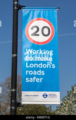 LONDON, UK - 19. Aprl 2018: ein Zeichen in Central London, zeigen die 20 mph Höchstgeschwindigkeit für Fahrzeuge in einem Versuch, die machen die Straßen sicherer, in London. Stockfoto