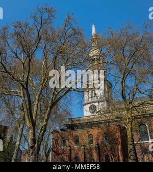 Ein Blick auf die wunderschöne St. Leonards Kirche in Shoreditch, London. Stockfoto