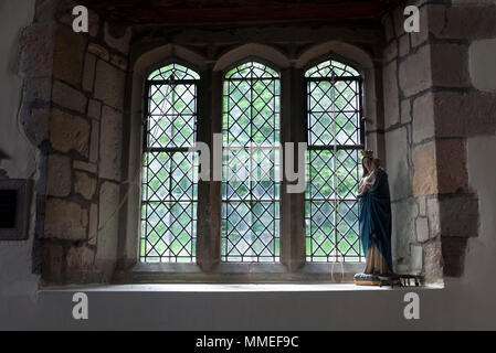 Ein Fenster in der Heilig-Kreuz-Kirche, Moreton Morrell, Warwickshire, England, Großbritannien Stockfoto