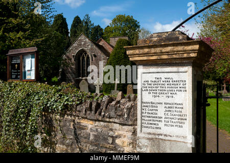 Kriegerdenkmal am Tor zum Heiligen Kreuz Kirche, Moreton Morrell, Warwickshire, England, Großbritannien Stockfoto