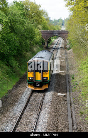 Klasse-153-Dieselmotor der West Midlands Railway auf der Linie Kenilworth nach Leamington Spa in Old Milverton, Warwickshire, Großbritannien Stockfoto