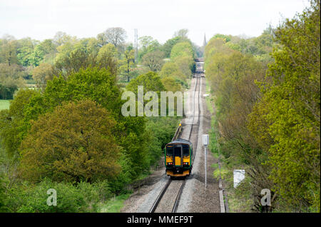 Klasse-153-Dieselmotor der West Midlands Railway auf der Linie Kenilworth nach Leamington Spa in Old Milverton, Warwickshire, Großbritannien Stockfoto