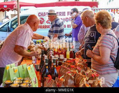 Leute einkaufen für lokale Erzeugnisse zu einem in ein Bauernmarkt in Ajaccio, Korsika Abschaltdruck Stockfoto