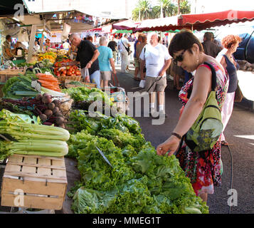 Person Auswahl von frischem Gemüse an einem in ein Bauernmarkt in Ajaccio, Korsika Abschaltdruck Stockfoto