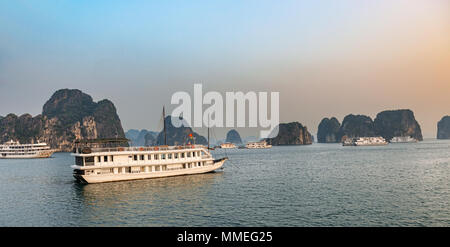 Sonnenuntergang in der Halong Bay, Vietnam. Es ist UNESCO-Weltkulturerbe und am meisten besuchten Ort in der Nähe von Hanoi. Stockfoto