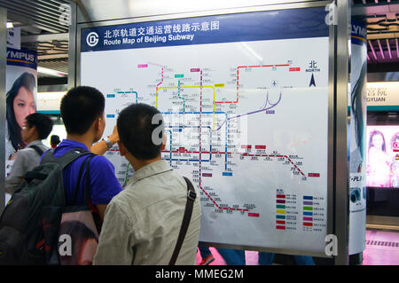 Zwei Männer die Prüfung eines Route Karte der Pekinger U-Bahn in Peking, China. Platz des Himmlischen Friedens und der Verbotenen Stadt wird durch ein rotes Gebäude Symbol dargestellt. Stockfoto