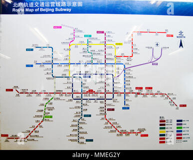 Eine Route Karte der Pekinger U-Bahn in Peking, China. Platz des Himmlischen Friedens und der Verbotenen Stadt wird durch ein rotes Gebäude Symbol in der Mitte dargestellt. Stockfoto