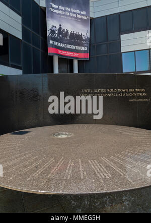 Montgomery, Alabama - Der südliche Armut's Law Center Bürgerrechte Memorial, entworfen von Maya Lin. Das Denkmal trägt die Namen von 40 Personen, Stockfoto