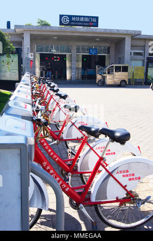 Fahrradverleih Station außerhalb Jianguomen Station auf der Pekinger U-Bahn in Peking, China. Stockfoto