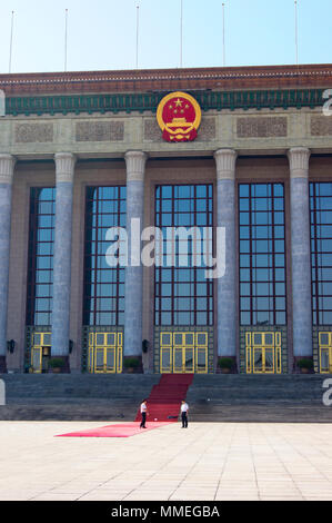 Die Große Halle des Volkes, das auf der westlichen Seite der Platz des Himmlischen Friedens in Peking, China. Stockfoto