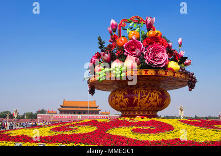 Eine reich verzierte Blumenschau mit übergroßen Chinesischen Blumenkorb auf dem Platz des Himmlischen Friedens, Peking, China. Der Eingang zur Verbotenen Stadt ist auf der linken Seite. Stockfoto