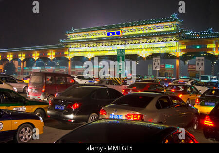 Einer Netzwerkverkehrs-warteschlange an den Mautstationen auf einer der wichtigsten Straßen in Peking, China, fotografiert in der Nacht. Stockfoto