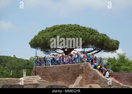 Schule Kinder auf Entdeckungsreise zu den archäologischen Ausgrabungen von Ostia Antica in der Nähe von Rom Italien Stockfoto