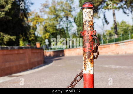 Alte Verkehr pol Weiß und Rot haben Ketten Stockfoto