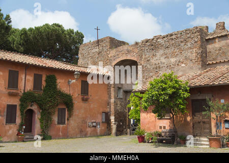 Eingang zum Schloss in der Nähe von Ostia Antica, Rom, Italien Stockfoto