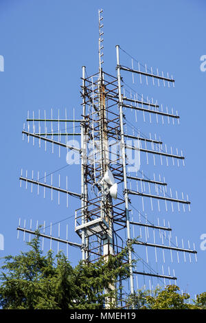 Bündel von Antennen auf Turm auf dem Gipfel des Berges. Stockfoto