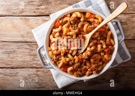 Amerikanische suey Chop, amerikanische Gulasch, mit Winkelstück Nudeln, Rindfleisch, Tomaten und close-up in einem Topf. horizontal oben Ansicht von oben Stockfoto