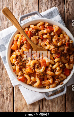 Hausgemachte amerikanische Gulasch mit Winkelstück Nudeln, Rindfleisch, Tomaten und close-up in eine Pfanne geben. Vertikal oben Ansicht von oben Stockfoto