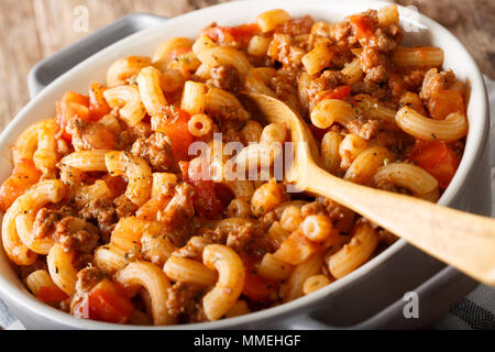 Italienische amerikanische Gulasch mit Nudeln, Rindfleisch, Tomaten und close-up in einem Topf. Horizontale Stockfoto