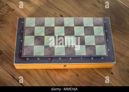 Nahaufnahme eines Backgammon Box mit einem Schachbrett in die auf der einen Seite Stockfoto