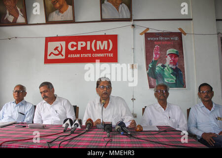 Guwahati, Indien. 11. Mai, 2018. CPI (M) Assam State Committee Secretary, Genosse Deben Bhattacharyya Adressierung einer Presse auf die vorgeschlagenen Staatsbürgerschaft Amendment Bill 2016 erfüllen, und verlangte eine sofortige Rücknahme der umstrittenen Staatsbürgerschaft (Amendment) Bill 2016. Quelle: David Talukdar/Pacific Press/Alamy leben Nachrichten Stockfoto