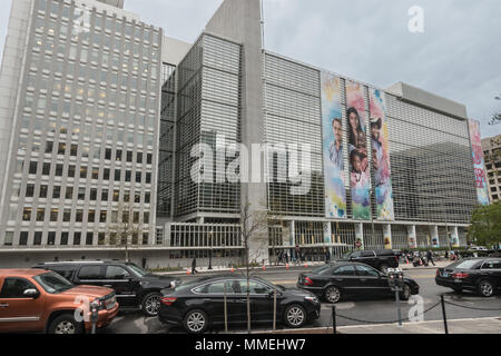 Weltbank Hauptverwaltung, Washington, DC, mit bunten Bannern während der jährlichen Frühjahrstagung mit dem IWF. Pennsylvania Avenue und 18 St. Stockfoto