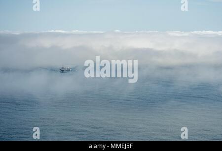 180510-N-NG 136-0088 ATLANTIK (10. Mai 2018) dem Flugzeugträger USS George H.W. Bush (CVN 77) die Durchfuhr den Atlantischen Ozean während Sie den Flugbetrieb in Unterstützung der Chesapeake 2018, 10. Mai 2018. Das Schiff ist unterwegs in den Atlantischen Ozean Durchführung Carrier Air Wing Übungen mit der Französischen Marine Partnerschaften zu stärken und zu vertiefen, die Interoperabilität zwischen den Seestreitkräften der beiden Länder. (U.S. Marine Foto von Mass Communication Specialist 3. Klasse Zachary S. WICKLINE). () Stockfoto