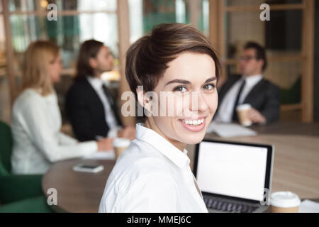 Lächelnd Geschäftsfrau professionelle Dolmetscher bei Kamera suchen