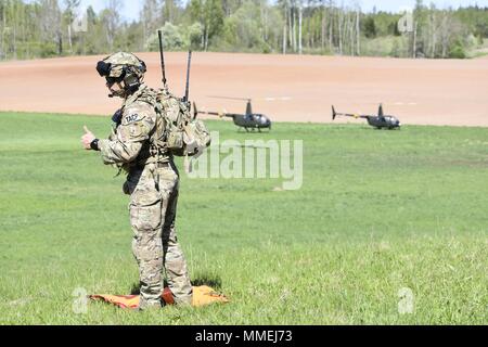 Us Air Force Tech Sgt. Laurence Paradis, Tactical Air Control Party Mitglied mit Okla. Die National Guard 146 Air Support Operations Squadron, berät Estonian Defence Force auf gemeinsame Endgerät angreifen Controller Funktionen kann 9. während der Übung IGEL 2018 im Süden von Estland, 9. Mai 2018. Die tacp Personal diente als Berater der Estnischen Streitkräfte kombiniert Brände zwischen US-Armee und multinationalen Aviation Assets zu erstellen. Foto von Maj. Kurt M. Rauschenberg, 58 EMIB Public Affairs Officer. () Stockfoto