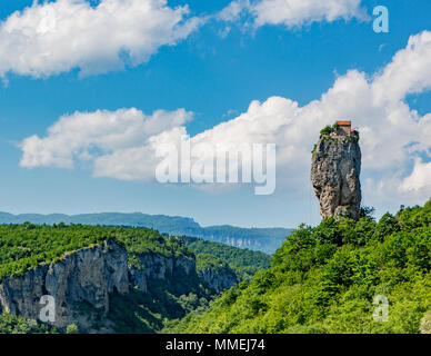 Katskhi Säule ist ein einzelnes 120 Fuß hoch aufragenden Säule der Rock mit eine kleine Zelle für einen einzelnen Mönch an der Oberseite Stockfoto