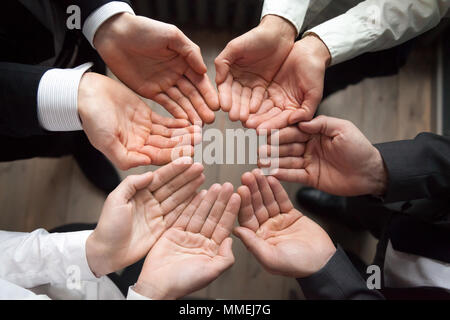 Business Team melden Sie Hände im Kreis Handflächen nach oben, Wachstum Konzept Stockfoto