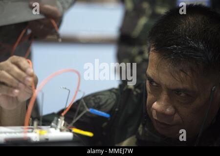 Philippine Air Force Senior Master Sgt. Richard Lucban, Betriebsleiter, Amt des Assistant Chief Luft Personal für Kommunikationselektronik und Informationssysteme, verwendet einen heißen Ofen schmelzen Glasfaser Kabel während einer Faser zu kündigen Optik Kündigung Klasse als Teil der Übung Balikatan an der Clark Air Base, Philippinen, Mai 9, 2018, 9. Mai 2018. Übung Balikatan, in seiner 34. Iteration, ist eine jährliche US-Philippinischen militärische Ausbildung Übung konzentriert sich auf eine Vielzahl von Missionen, einschließlich humanitärer Hilfe und Katastrophenhilfe, Terrorismusbekämpfung, und andere kombinierte militärische Operationen Hel Stockfoto