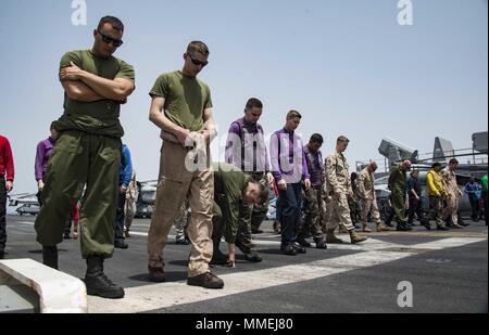 180510-N-ZK 016-0026 5. US-Flotte BEREICH VON OPERATIONEN (10. Mai 2018) Matrosen und Marines eine Beschädigung durch Fremdkörper zu Fuß nach unten auf das Flight Deck der Wasp-Klasse amphibisches Schiff USS Iwo Jima (LHD7), 10. Mai 2018, dem 10. Mai 2018. Iwo Jima homeported in Mayport, Florida ist für die Bereitstellung in die USA 5 Flotte Bereich für Maßnahmen zur Erhöhung der Sicherheit des Seeverkehrs Operationen Verbündeten und Partnern zu beruhigen, und der Freiheit der Schiffahrt und des freien Handels in der Region erhalten. (U.S. Marine Foto von Mass Communication Specialist 3. Klasse Joe J. Cardona Gonzalez/Freigegeben). () Stockfoto